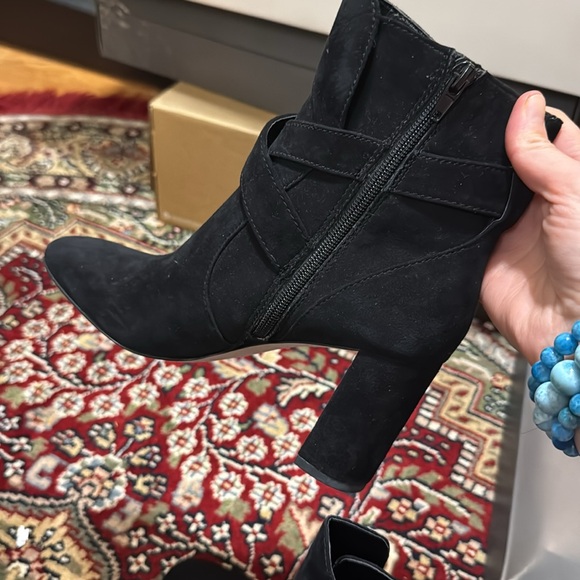 Ann Taylor suede block heel bootie, size 7, tts, never worn, w the original box - Picture 7 of 8
